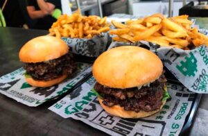 hambrugesas de carne con quedo fundido y albahaca, acomañada de papas