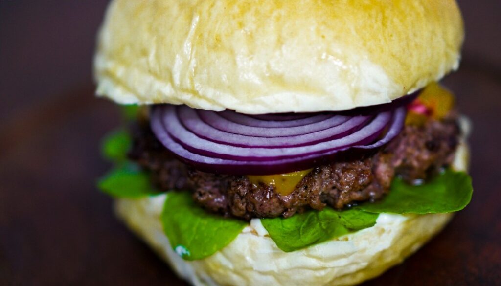 La cebolla es un clásico infaltable en una buena burger, sea cruda, caramelizada o crispy! Descubre nuestras top burgers con cebolla.