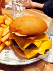hamburguesa doble de carne con panceta y cheddar, acompañado de papas